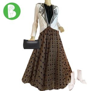 MUSES BY SHOP OFF WHTIE WITH BLACK AND SILVER BEADING CROPPED BLAZER (M)